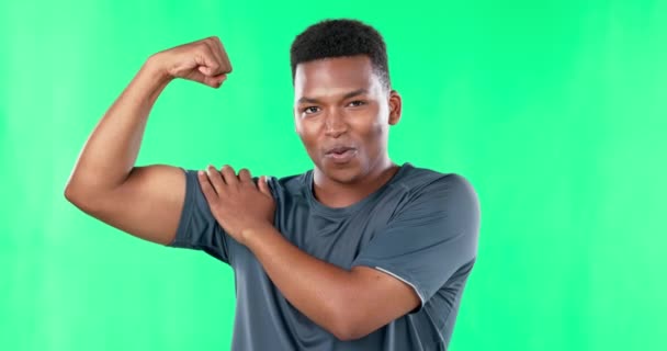 Homem Preto Músculo Flexão Forte Tela Verde Estúdio Isolado Fundo — Vídeo de Stock