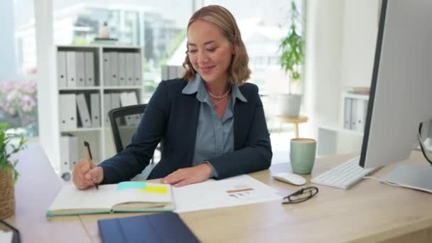 オフィスの机で働いている間彼女の日記に書いている任命 スケジュールおよびビジネスアジアの女性 日記を書くために仕事で女性従業員と肖像画 ノートとカレンダー — ストック動画
