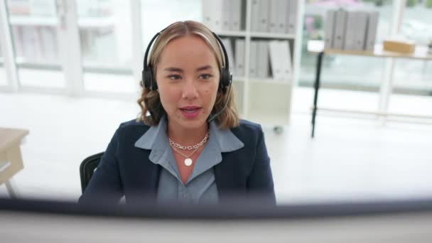 幸せなアジアの女性は コールセンターと顧客サービスやサポートのためのコンピュータ上のヘッドフォンと顔のコンサルティング 職場でオンラインアドバイスのためのPcヘッドセット上で話して笑顔を持つ女性コンサルタントエージェント — ストック動画