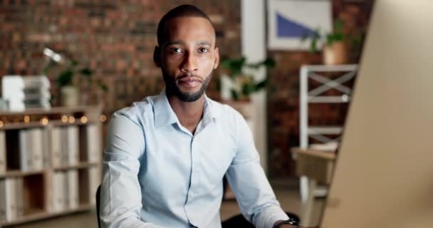 Oficina Hombre Negro Cara Empleado Negocios Feliz Una Computadora Para — Vídeos de Stock