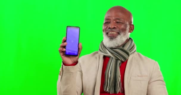 黑色的男人 手机和绿色的屏幕与模型在工作室隔离的背景 带营销或广告跟踪标识的快乐老年人的手机 产品放置和人脸肖像 — 图库视频影像