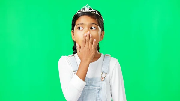 Dziewczyna Księżniczka Twarz Szoku Przez Zielony Ekran Studio Wow Niespodzianka — Zdjęcie stockowe