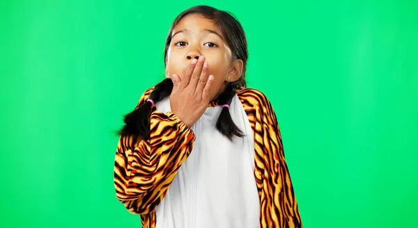 Cara Pantalla Verde Chica Traje Tigre Sorpresa Mano Boca Fondo — Foto de Stock