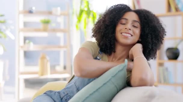 Gesicht Lächeln Und Frau Entspannen Sich Wohnzimmer Für Einen Einfachen — Stockvideo