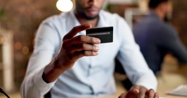 Biznesmen Ręce Karta Kredytowa Nocy Dla Commerce Zakupy Online Lub — Wideo stockowe