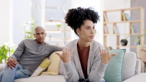 Casal Discussão Luta Desacordo Sofá Disputa Sala Estar Relacionamento Infeliz — Vídeo de Stock