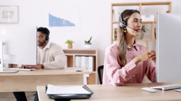 业务和妇女与电话营销 呼叫中心和客户服务在工作场所 女雇员和带耳机的顾问 技术支持以及代理 建议和帮助 — 图库视频影像