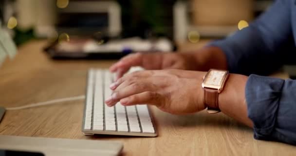 Бизнесмен Руки Печать Ночью Клавиатуре Компьютера Исследований Электронной Почты Связи — стоковое видео