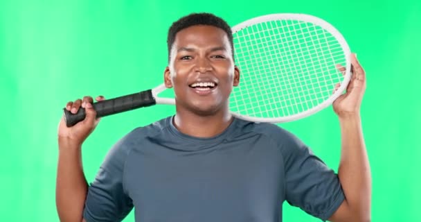 网球和滑稽的黑人男人在工作室的绿色屏幕上隔离的背景 运动肖像 球拍和快乐的男性运动员或准备锻炼 锻炼或训练的人 — 图库视频影像