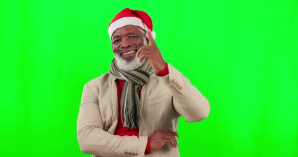 高年级 圣诞节和黑人男子面对着绿色的屏幕和节日帽 工作室背景和老年人在冬季庆祝点放置和宣布产品 — 图库视频影像