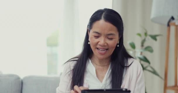 Mujer Asiática Tableta Sala Estar Con Una Sonrisa Aplicación Redes — Vídeos de Stock