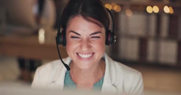 Zakelijk Nacht Vrouw Zwaaien Videogesprek Ontmoeting Het Werk Glimlachen Helpen — Stockvideo