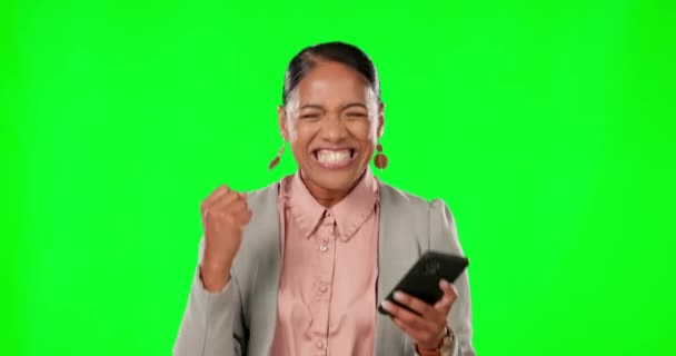 Успіх Переможець Телефон Жінкою Зеленому Екрані Студії Святкує Просування Вау — стокове відео