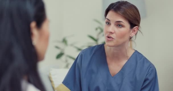 Praten Overleg Verpleegkundige Uit Leggen Aan Vrouw Medisch Rapport Resultaten — Stockvideo