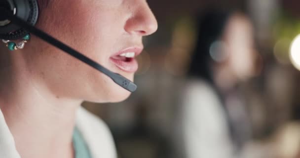 コールセンターでの口 コミュニケーション または女性のコンサルティングは 顧客サポートで助け または話します 密接な会話の中でテレマーケティングや通信会社のマイク 夜やコンサルタント — ストック動画