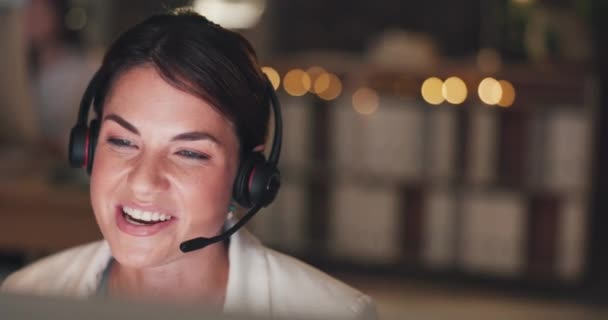 Call Center Explain Happy Woman Telecom Customer Services Communications Company — Stock Video