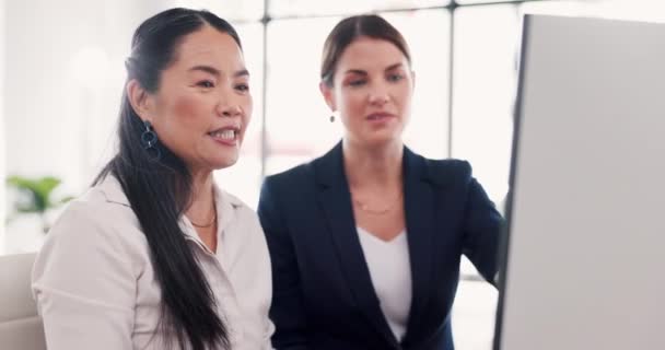 与在办公室工作的女商人一起指导 使用计算机或人力资源 共同进行介绍 与在桌面上工作的公司女员工团队的协作 辅导或培训 — 图库视频影像