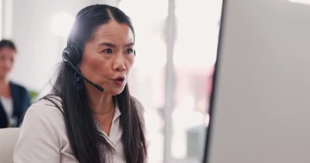 Femme Asiatique Colère Centre Appels Consultation Sur Ordinateur Dans Service — Video