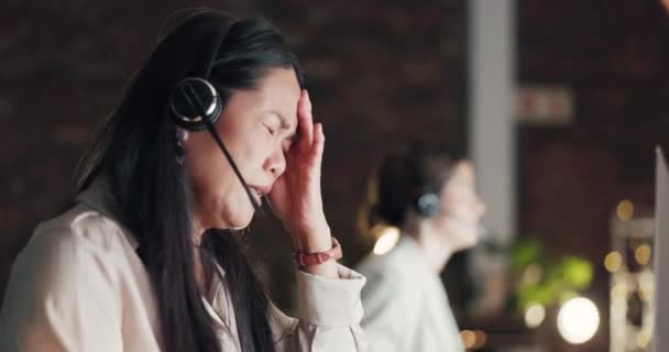 Dor Cabeça Dor Enxaqueca Mulher Asiática Call Center Com Burnout — Vídeo de Stock