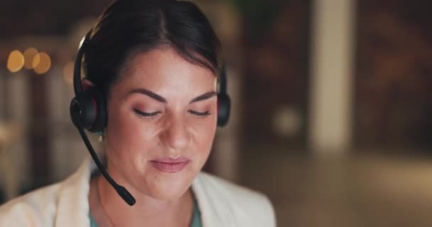 Centro Atención Telefónica Explicando Mujer Amable Oficina Servicio Cliente Empresa — Vídeos de Stock