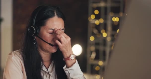 Άγχος Εξάντληση Πονοκέφαλος Γυναίκα Στο Τηλεφωνικό Κέντρο Γραφείο Αίσθημα Υπερκόπωση — Αρχείο Βίντεο