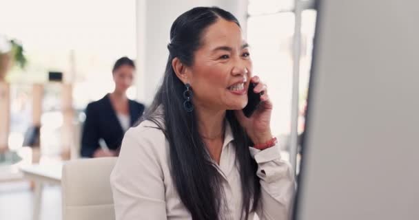 従業員 会話を持つアジアの女性 新しいプロジェクト アイデアや職場での計画のスケジュール 職場における日本人女性 従業員又は携帯電話若しくは通信のコンサルタント — ストック動画