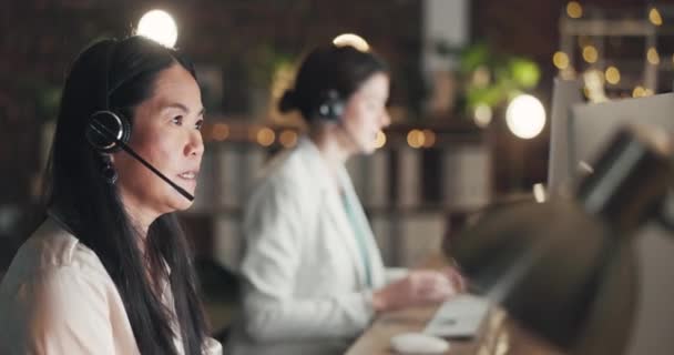 呼叫中心电脑 咨询师或亚洲女性在电信 客户服务或通信方面的解释 夜间在冷藏箱或技术支持办公室的话筒耳机中的计算机或成熟代理 — 图库视频影像
