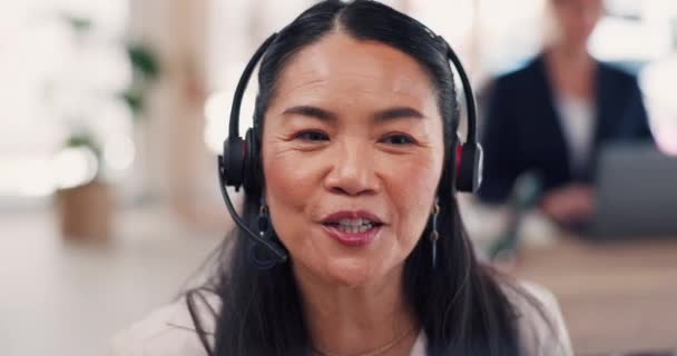 アジアの女性 コールセンター オフィスでのカスタマーサービスやサポートのコンピュータ上のヘッドフォンコンサルティングに直面しています オンラインアドバイスやヘルプのためのPc上のヘッドセットマイクと話す幸せな女性コンサルタント — ストック動画