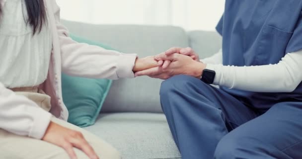 Handjes Vasthouden Close Vrouw Die Overleg Voor Ondersteuning Met Verpleegkundige — Stockvideo