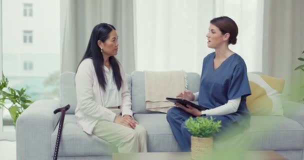 女性の医療報告書の結果やリハビリテーションに関するニュースについて説明するタブレット コンサルティングまたは看護師 デジタルまたは成熟したアジアの患者は アドバイスを助けるために医師に話すか話す — ストック動画