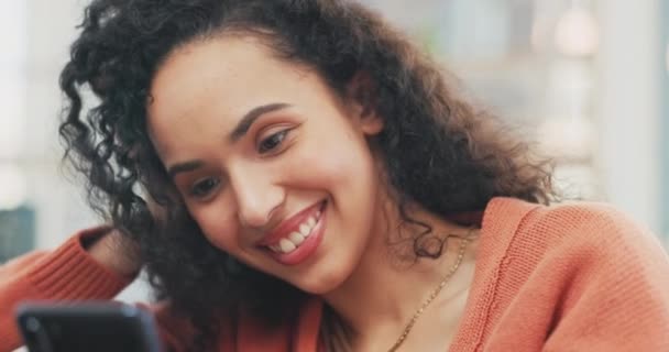 Uśmiech Kobieta Smartfon Salonie Twarz Czytanie Postów Mediach Społecznościowych Online — Wideo stockowe