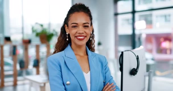 职业女性和微笑与双臂交叉在一起 为呼叫中心的职业或工作感到自豪 自豪和自信的女电话推销员或南非人 — 图库视频影像
