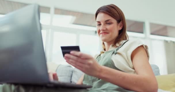 Mujer Feliz Portátil Tarjeta Crédito Para Compras Línea Comercio Electrónico — Vídeos de Stock