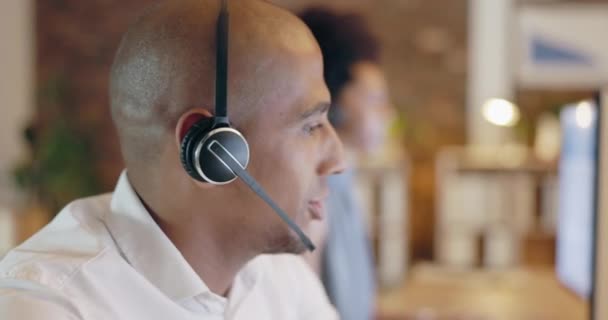 Call Center Hombre Cara Hablando Oficina Computadora Para Apoyo Ayuda — Vídeos de Stock