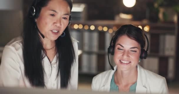 Liderlik Kadın Yönetici Çağrı Merkezinde Gece Müşteri Hizmetlerinde Tele Pazarlama — Stok video