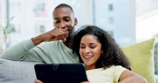 Liefde Grappig Zwart Echtpaar Bank Tablet Geluk Met Vreugde Vrolijkheid — Stockvideo