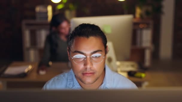 和一个在办公室加班的人在一个工程的最后期限的晚上迟到 与晚上为国际报告工作的员工一起工作的眼镜 奉献或研究 — 图库视频影像