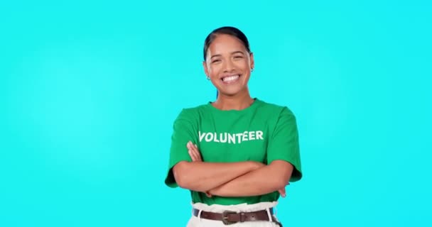 Voluntário Caridade Uma Mulher Fundo Azul Braços Estúdio Cruzados Para — Vídeo de Stock