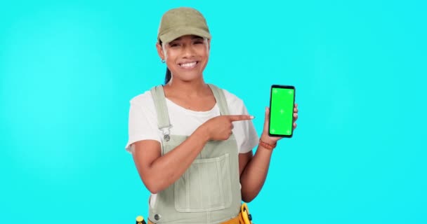 阴险的女人 电话绿色屏幕和修理模型 标志或指向维修蓝色背景 快乐的女水暖工 智能手机应用或小企业主大拇指肖像 — 图库视频影像