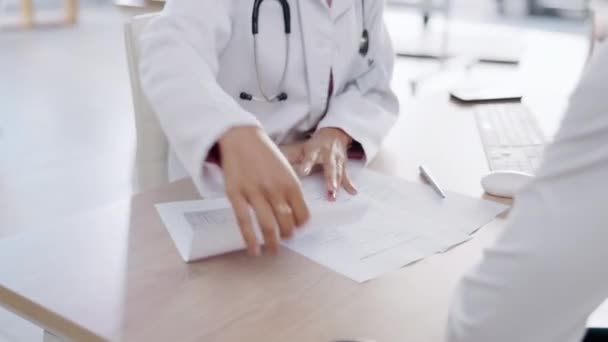 Γιατρός Χέρια Και Χαρτιά Για Την Υγειονομική Εξέταση Εξετάσεις Αίτηση — Αρχείο Βίντεο