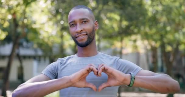 Fitness Czarny Człowiek Ręce Sercu Dla Zdrowia Miłości Wellness Lub — Wideo stockowe