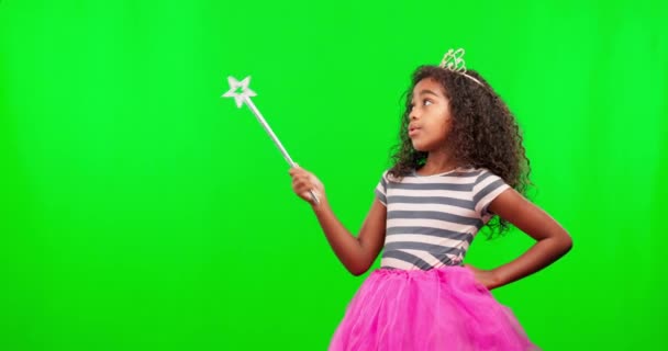 Макет Зелений Екран Дівчина Паличкою Принцеса Вказує Студійний Фон Жіноча — стокове відео