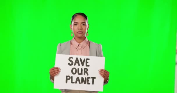 气候变化 环境和妇女 绿色屏幕上的海报 全球变暖和地球安全抗议 演播室中的严肃女性 形象和意识与行动主义 模仿空间和签名 — 图库视频影像