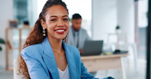 为事业 职业或工作感到自豪的面容 商业女性和在职时的微笑 职业和幸福 自豪和自信的女企业家或坐在公司工作场所的人 — 图库视频影像