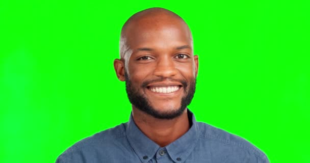 Πρόσωπο Χαμόγελο Και Ένας Μαύρος Φόντο Πράσινης Οθόνης Στο Στούντιο — Αρχείο Βίντεο