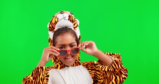 Zöld Vászon Napszemüveg Gyerek Tigris Jelmezzel Hűvös Kiegészítő Ruganyos Hozzáállás — Stock videók