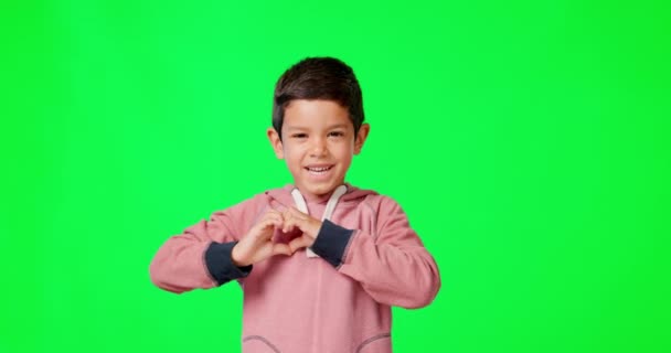 Szív Gyermek Boldog Arc Zöld Képernyővel Szerelemmel Emoji Kézjel Egy — Stock videók