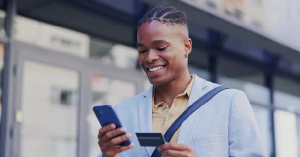 Hombre Negro Teléfono Tarjeta Crédito Ciudad Para Compras Línea Comercio — Vídeos de Stock