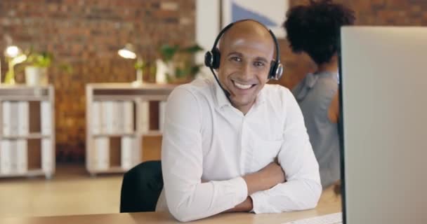 コールセンター 笑顔とサポート カスタマーサービス ビジネスコンサルティングのためのコンピュータで男の顔 夜の通信の質問のための幸せなテレマーケティングエージェント 男性コンサルタントとアドバイザーの肖像 — ストック動画