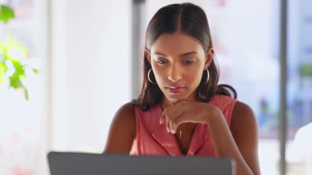 Gondolkodó Koncentrált Laptop Irodai Tervezés Kutatás Keresés Honlapján Komoly Női — Stock videók